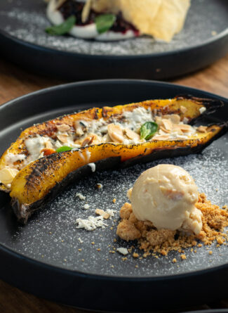 Gegrillte Banane mit Vanilleeis Bild