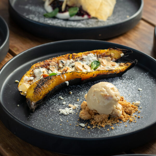 Gegrillte Banane mit Vanilleeis Bild