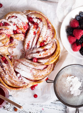 Hefeknoten gefüllt mit Himbeer-Johannisbeer-Konfitüre Bild