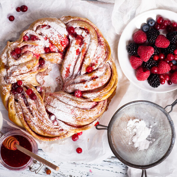 Hefeknoten gefüllt mit Himbeer-Johannisbeer-Konfitüre Bild