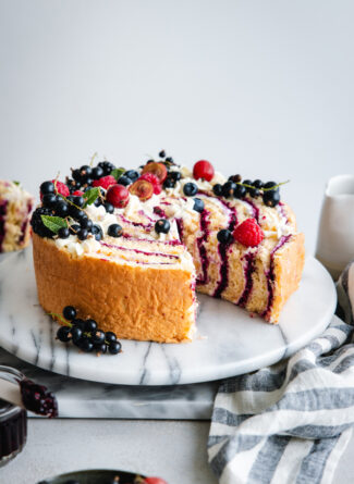 Wickeltorte mit Beerenkonfitüre Bild